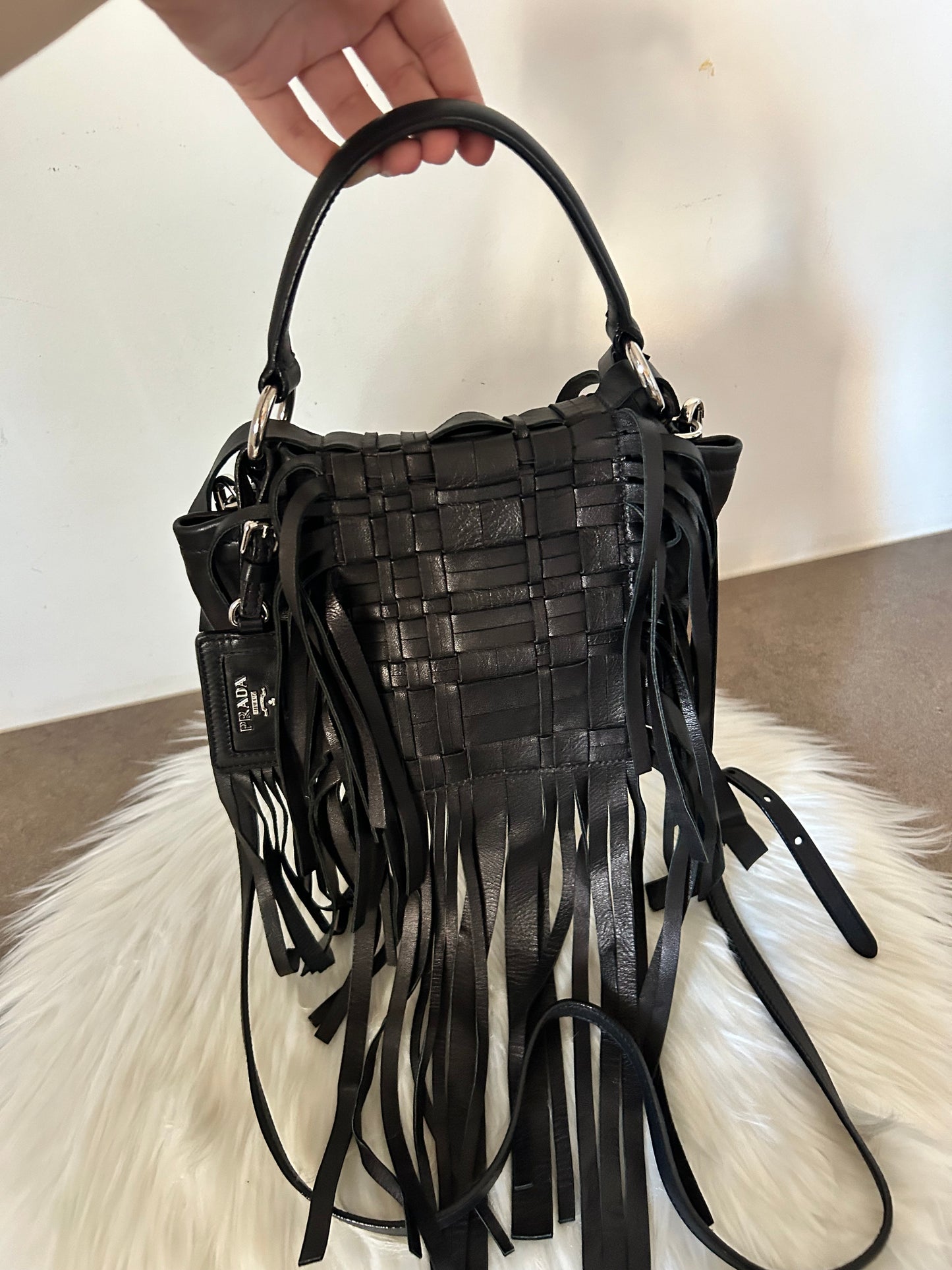 Prada in pelle nera con frange