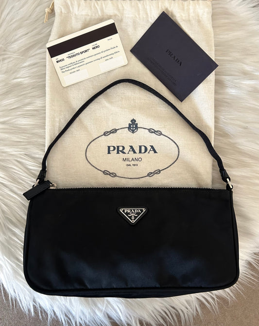 Prada baguette nera in nylon
