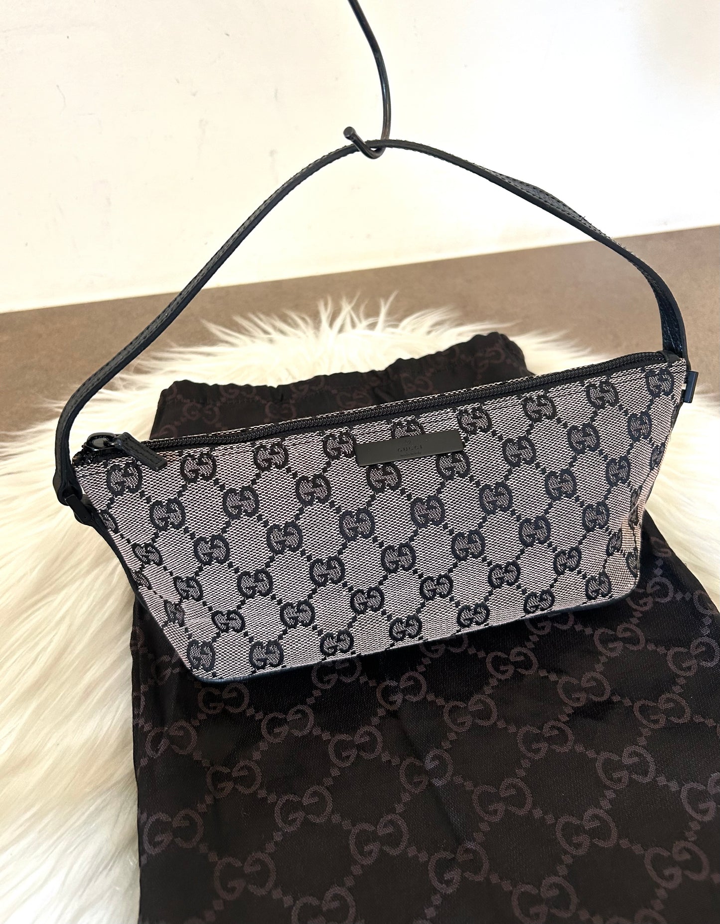 Gucci Boat monogram con metalleria nera
