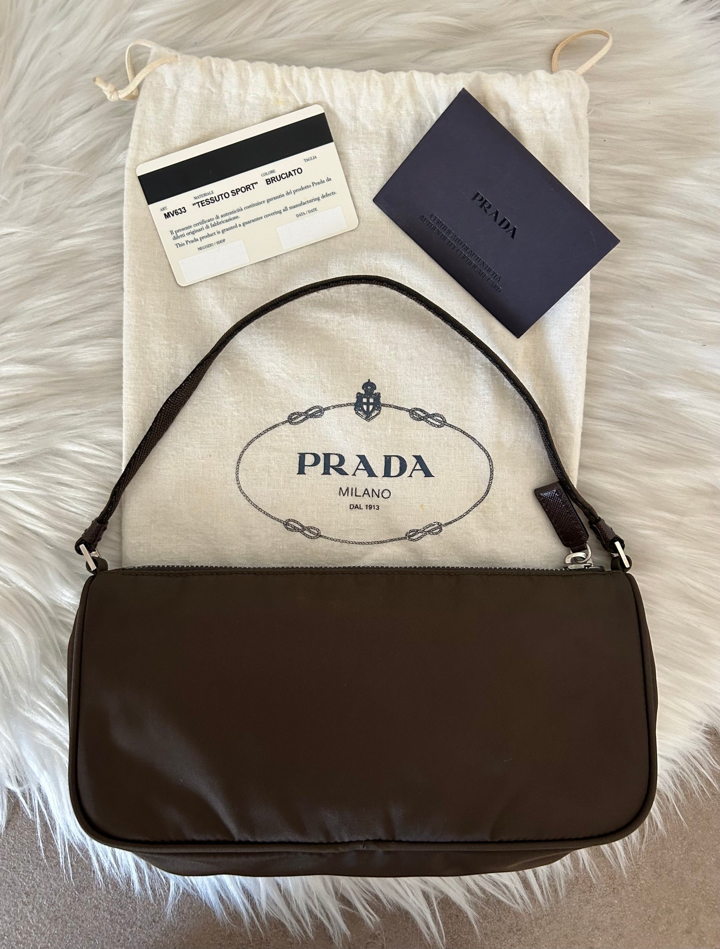 Prada baguette marrone in nylon
