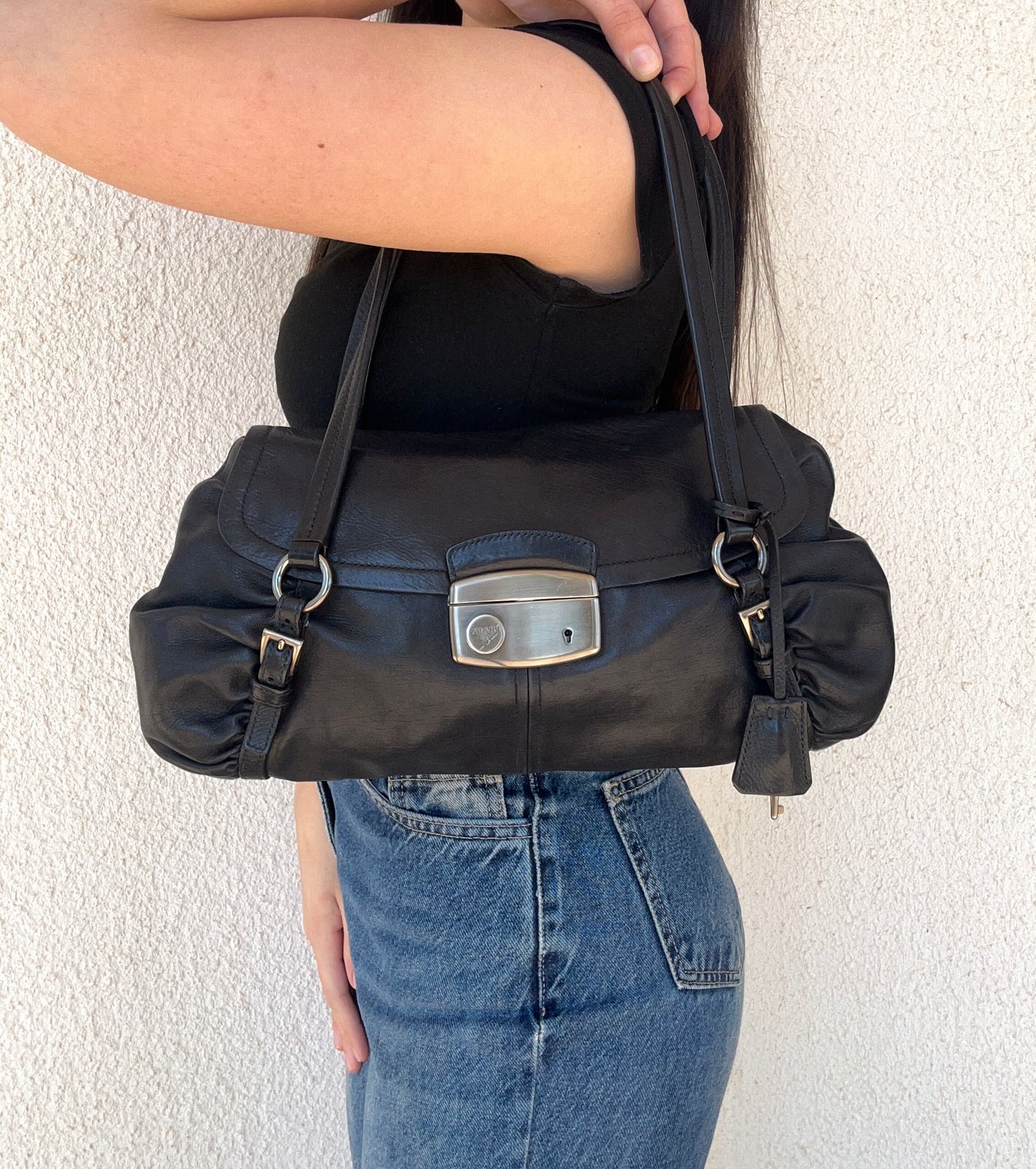 Prada tote in pelle nera di agnello e interni rosa
