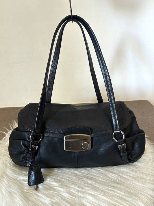 Prada tote in pelle nera di agnello e interni rosa