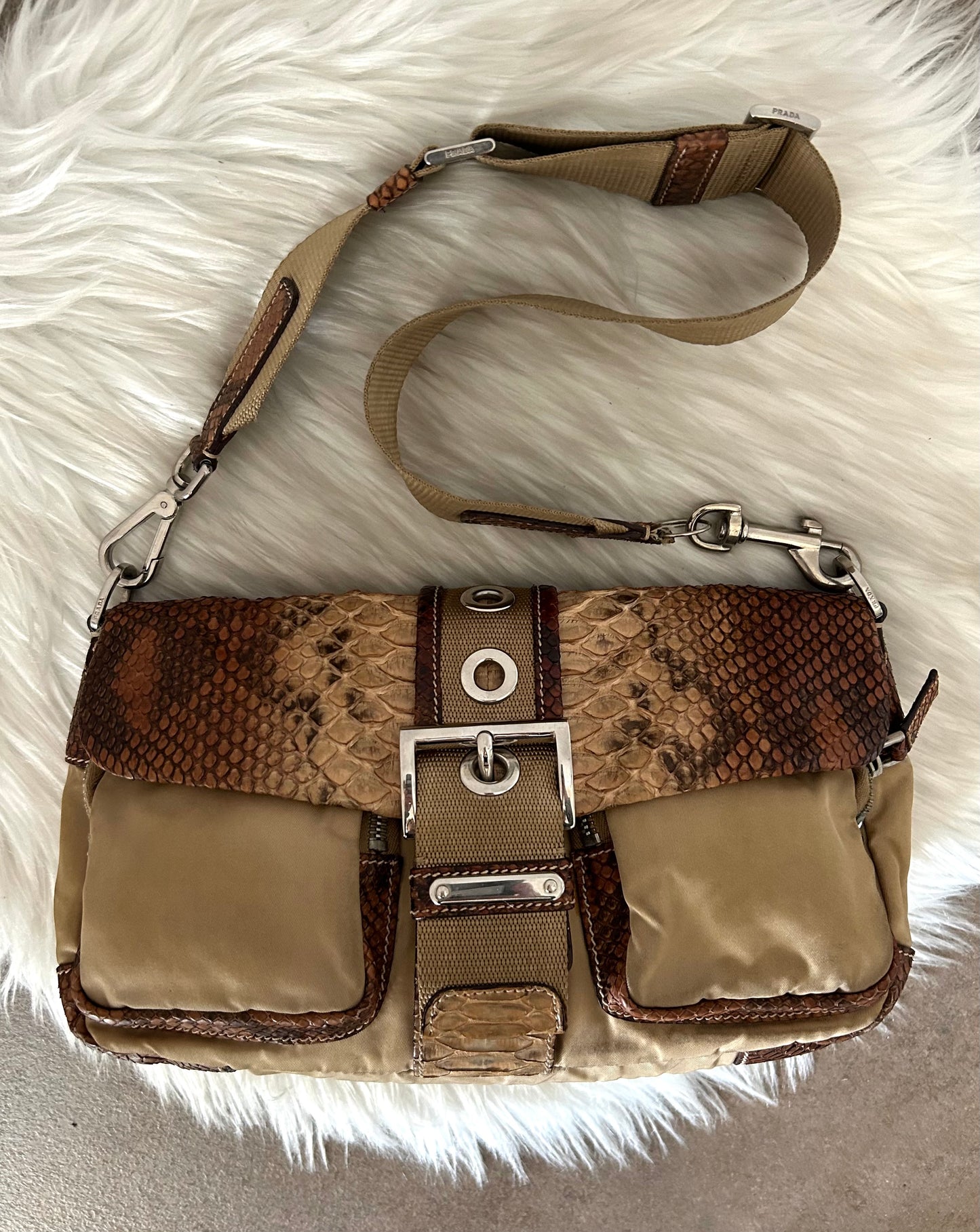 Prada Multipocket baguette in pelle di pitone e nylon