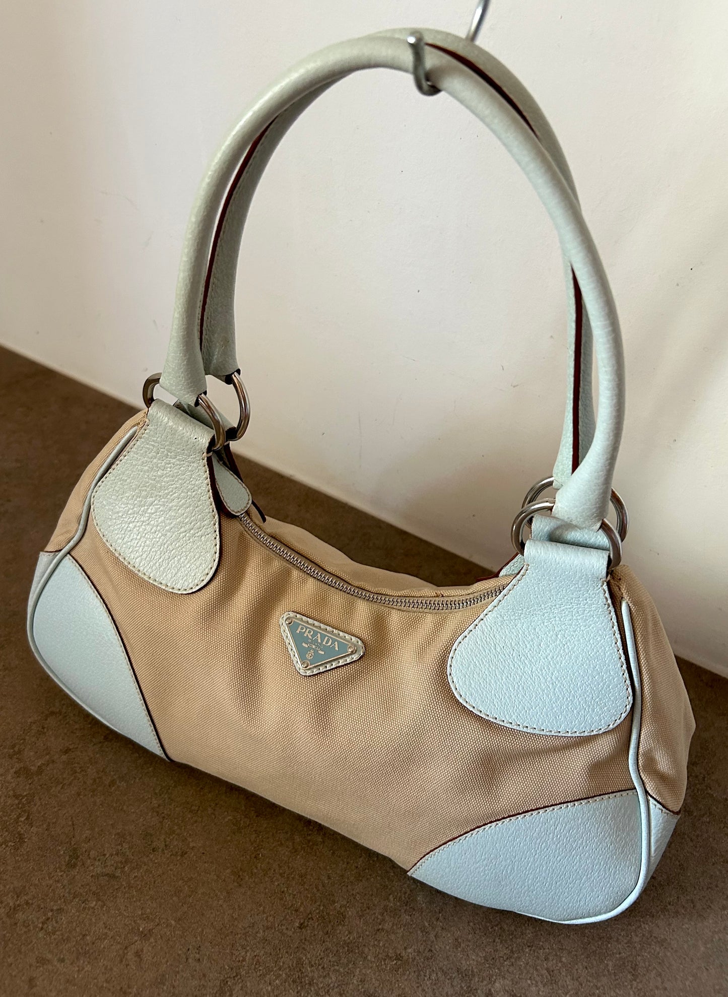 Prada Moon in tela beige e angoli e manico in pelle ciano