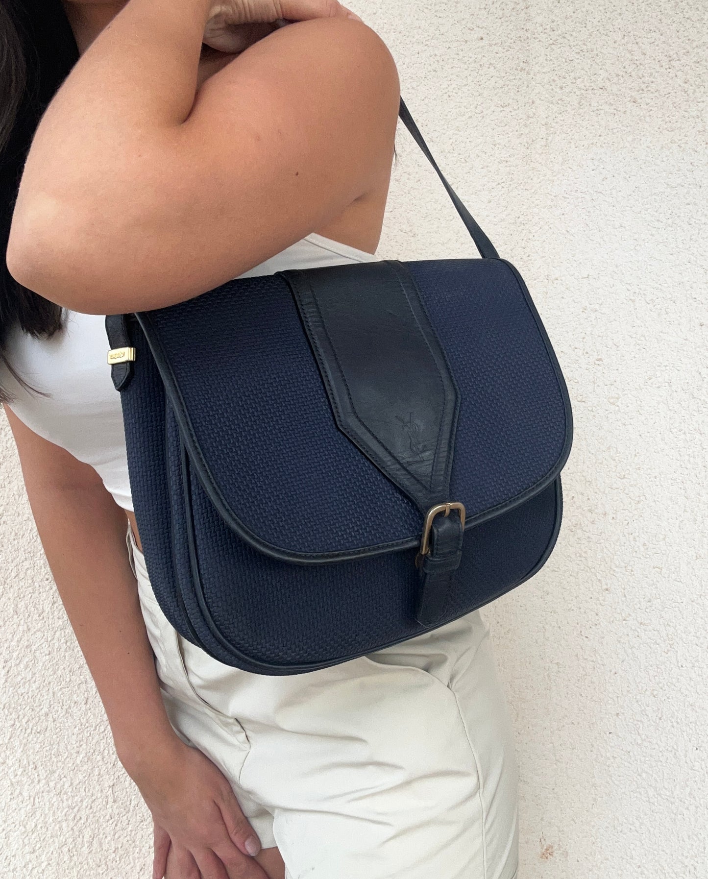 Yves Saint Laurent modello postina blu scuro