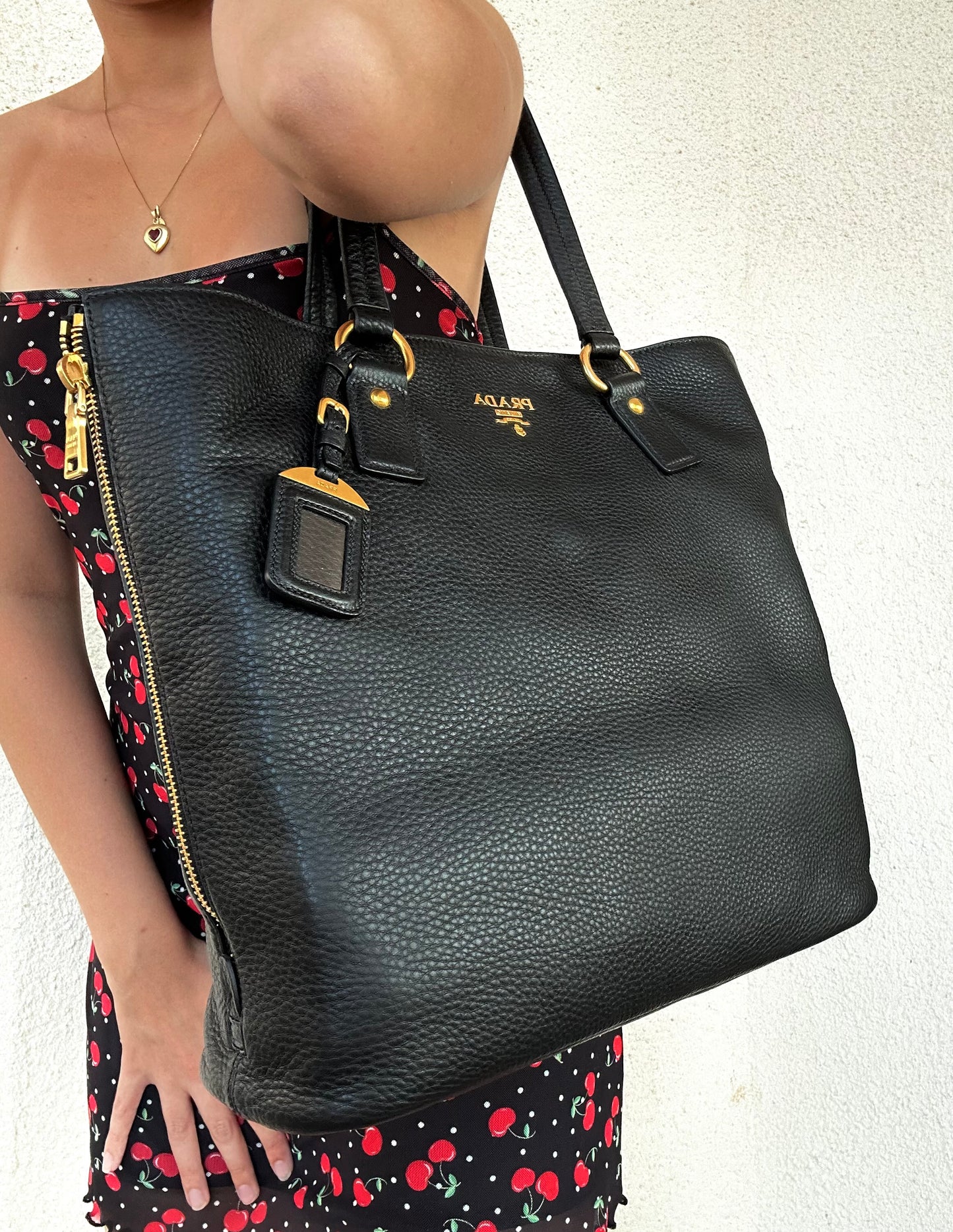 Borsa Prada tote in pelle martellata nera
