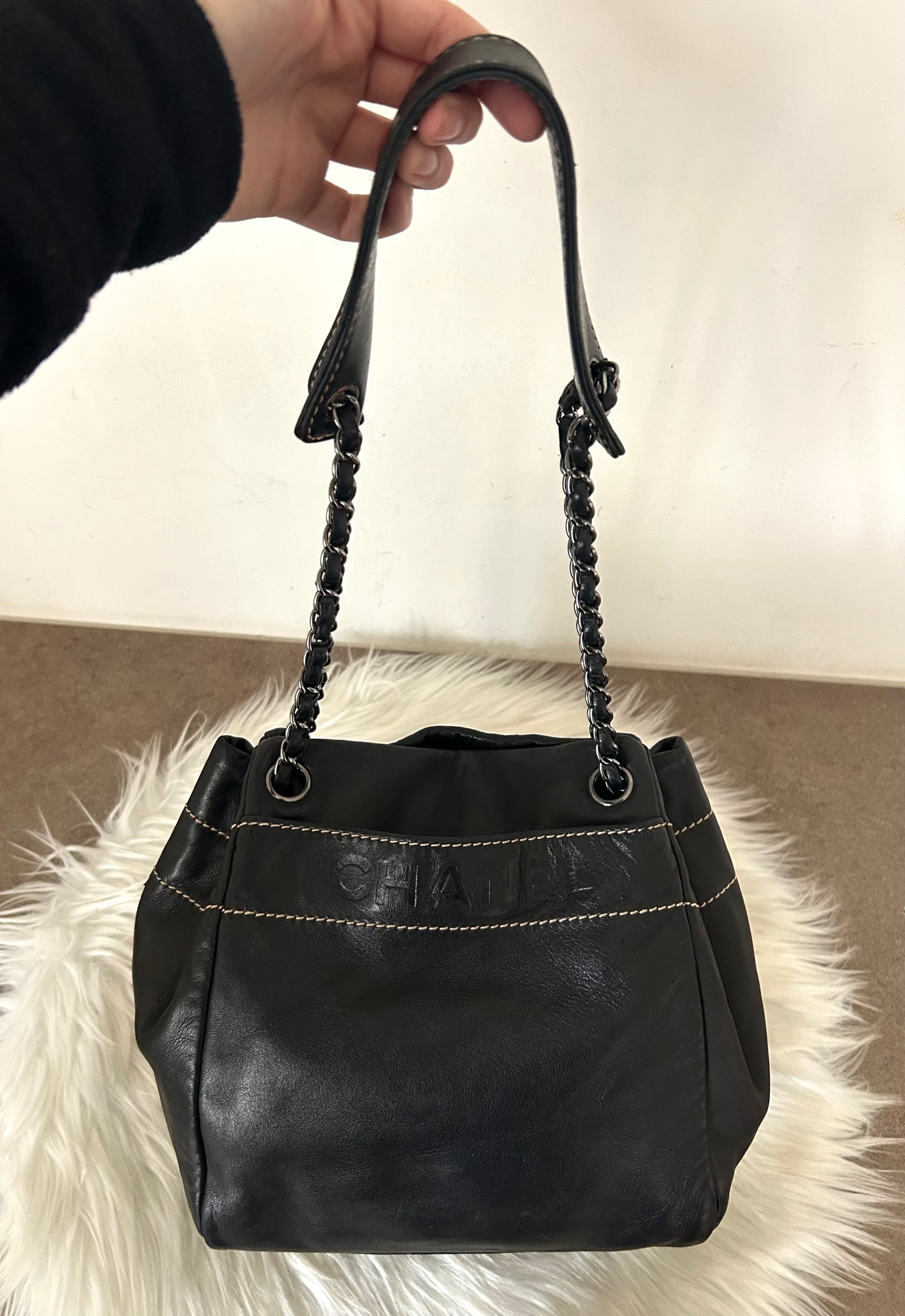 Chanel bucket in calfskin nera