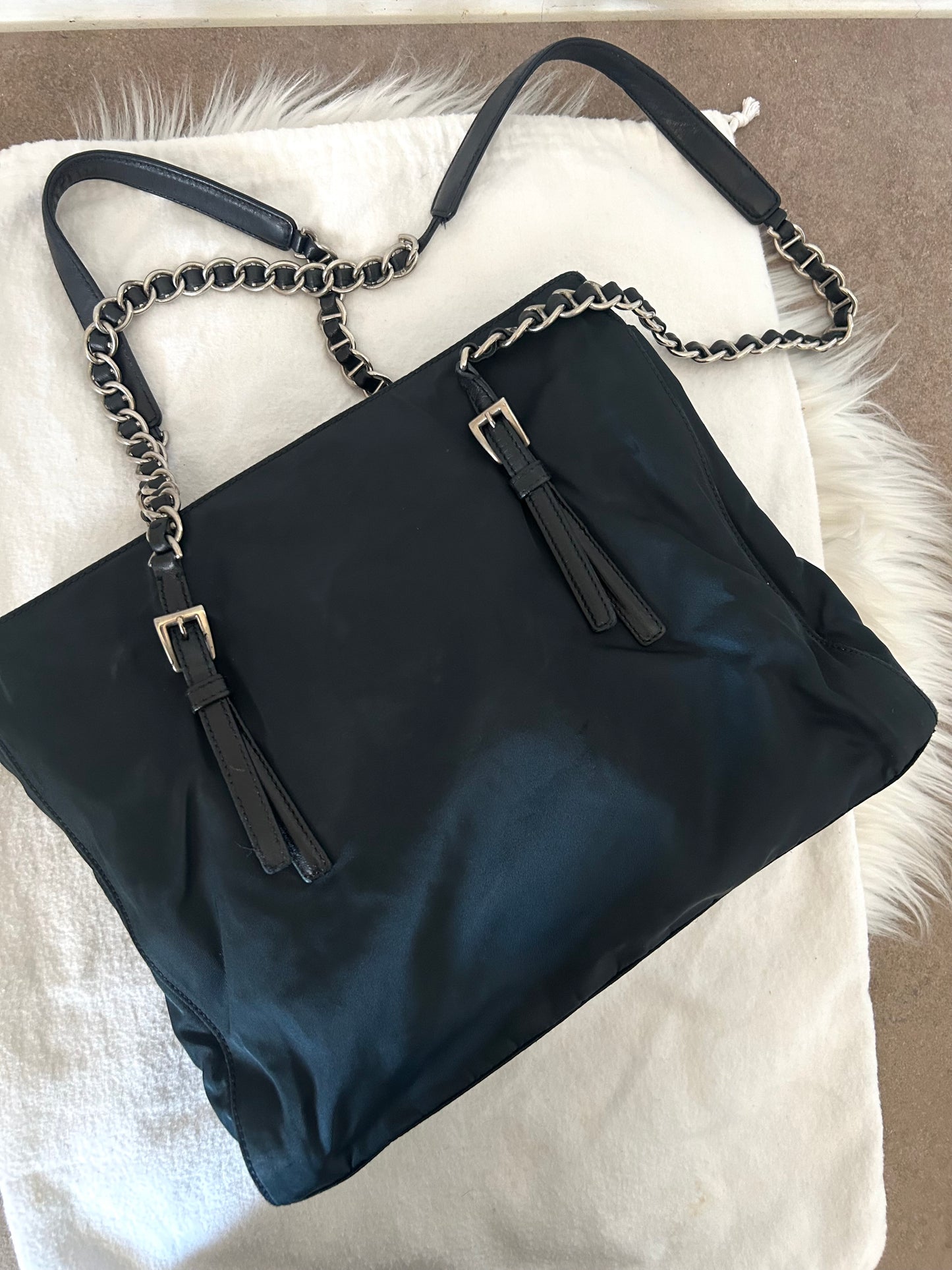 Prada tote con catene in nylon blu scuro