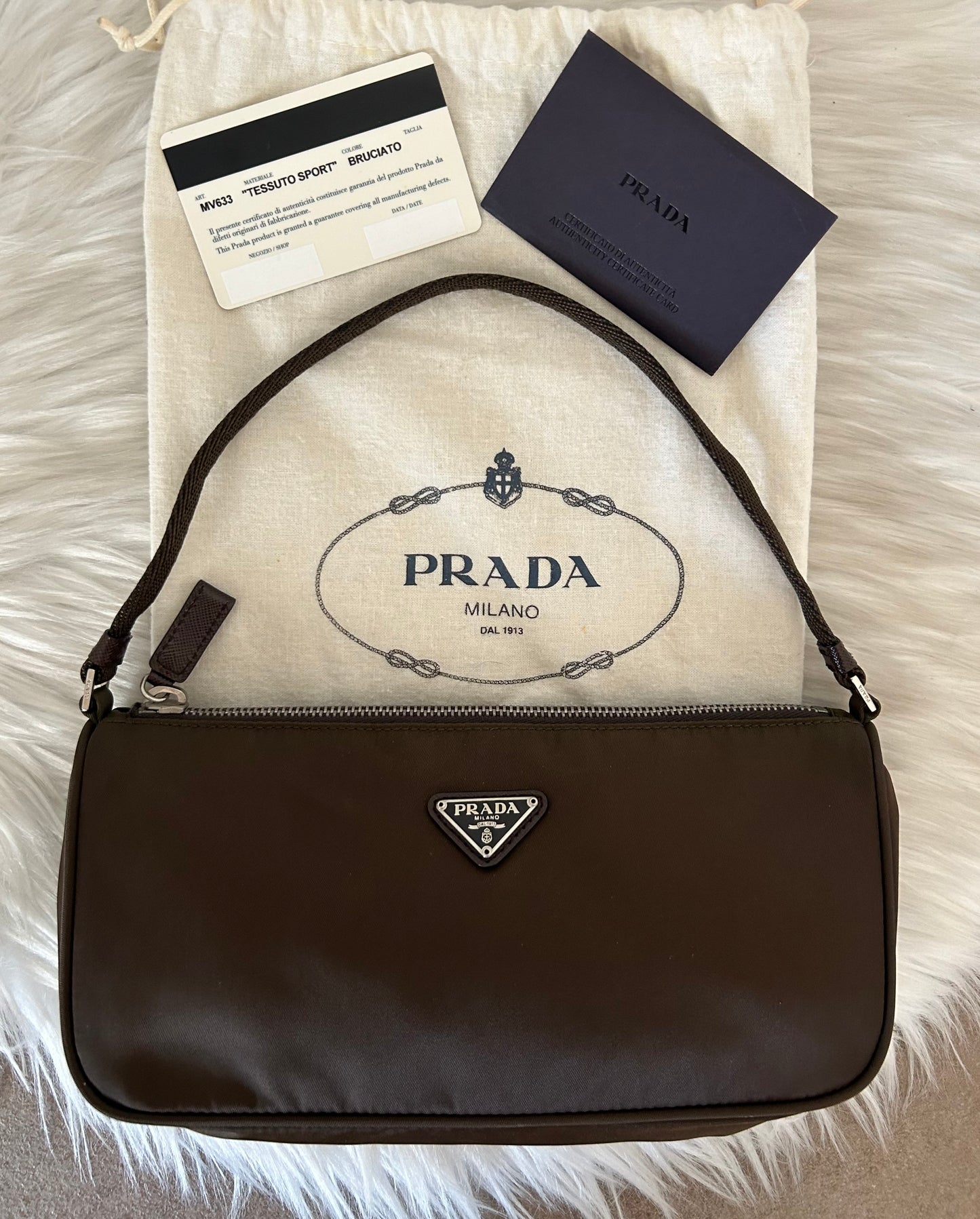 Prada baguette marrone in nylon
