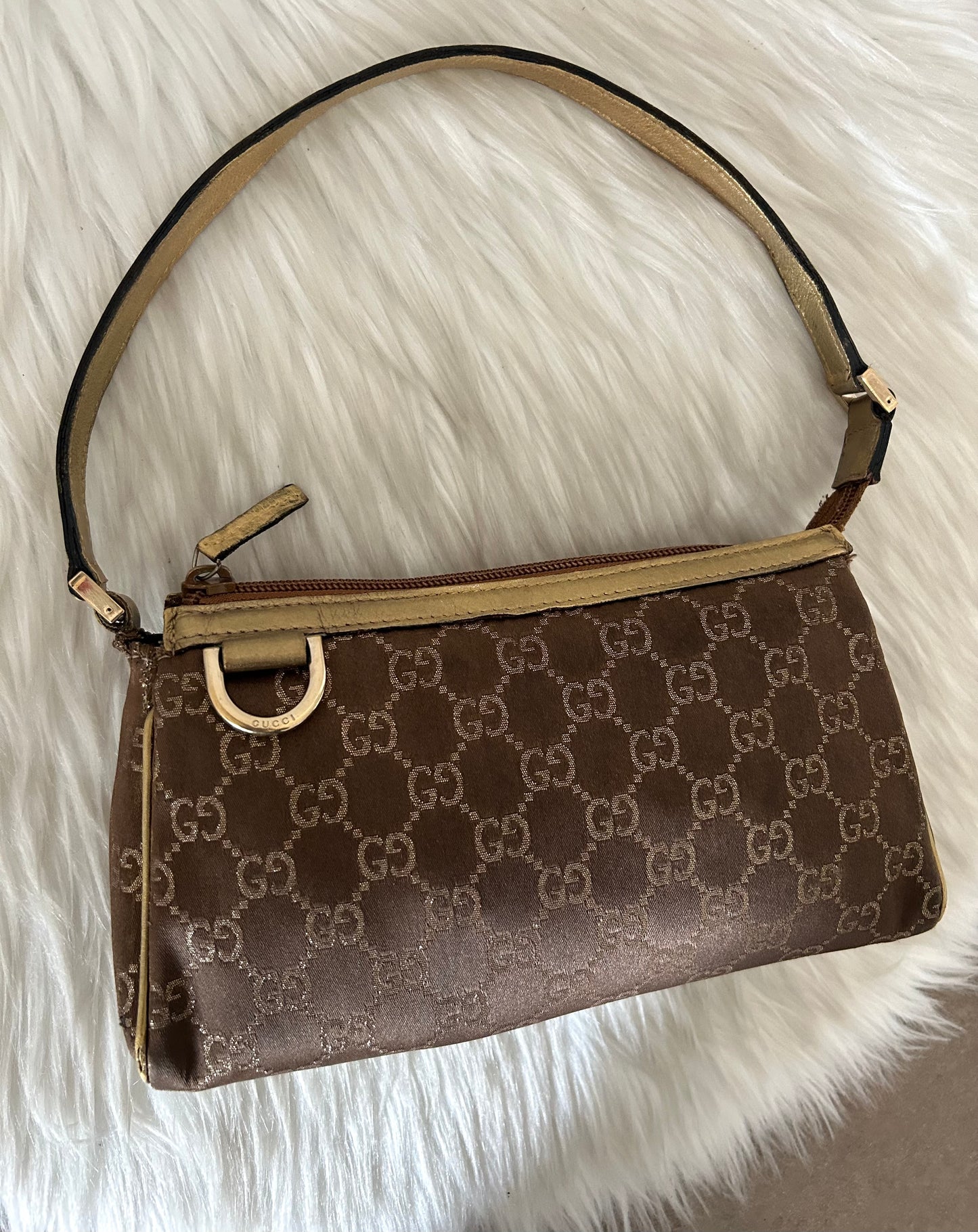 Gucci Abbey dorata in monogram