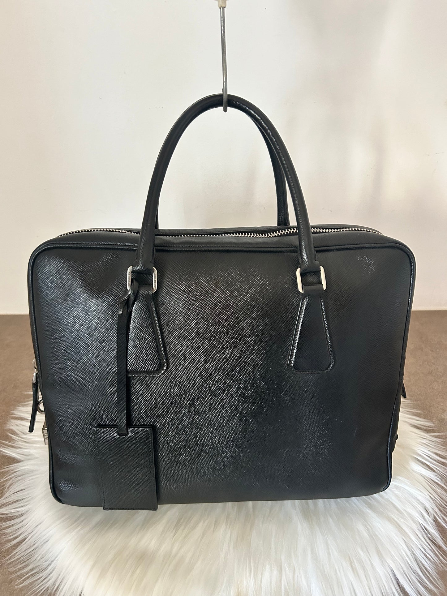 Prada modello Work in pelle nera