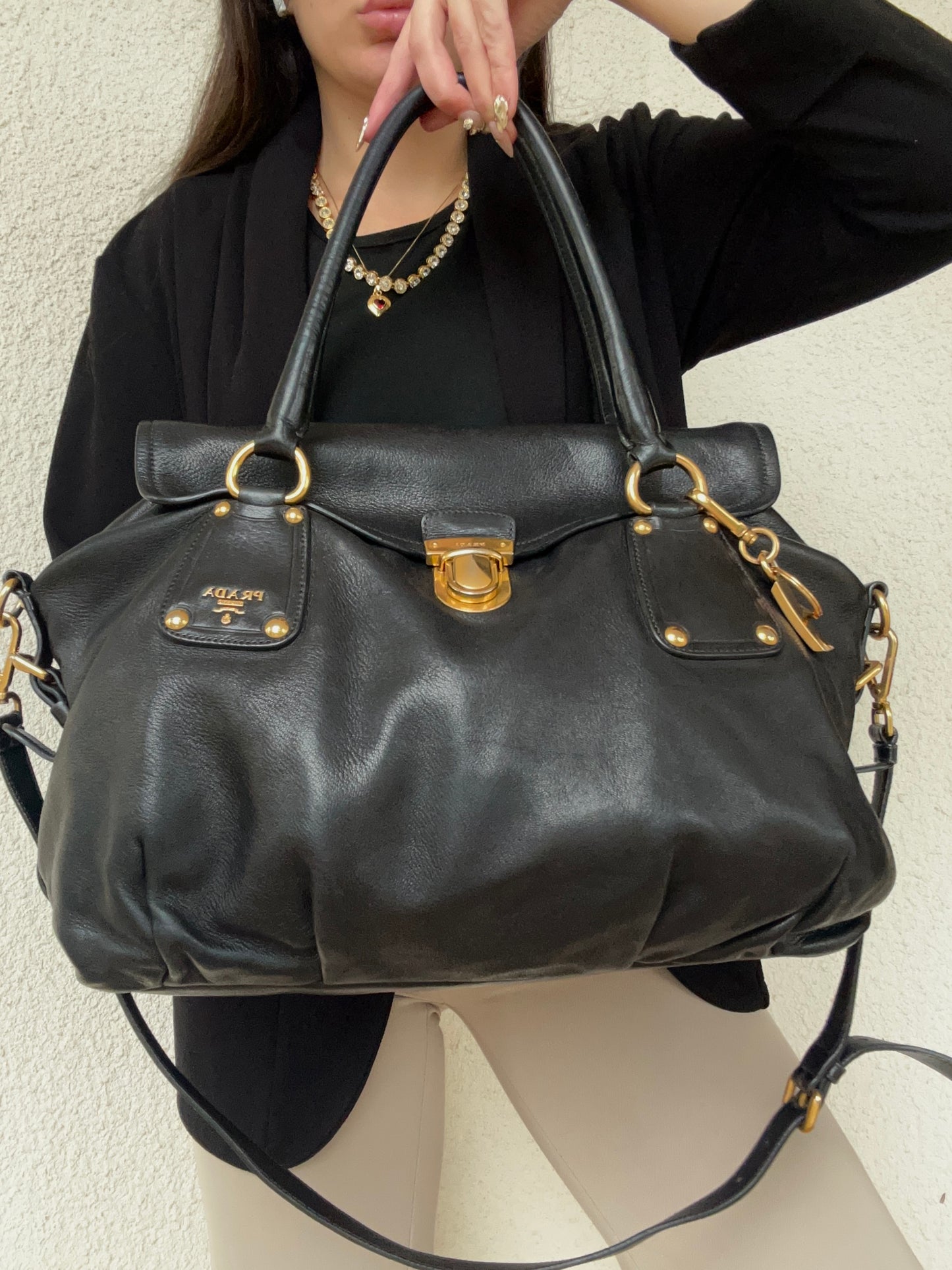 Prada tote in pelle nera con tracolla