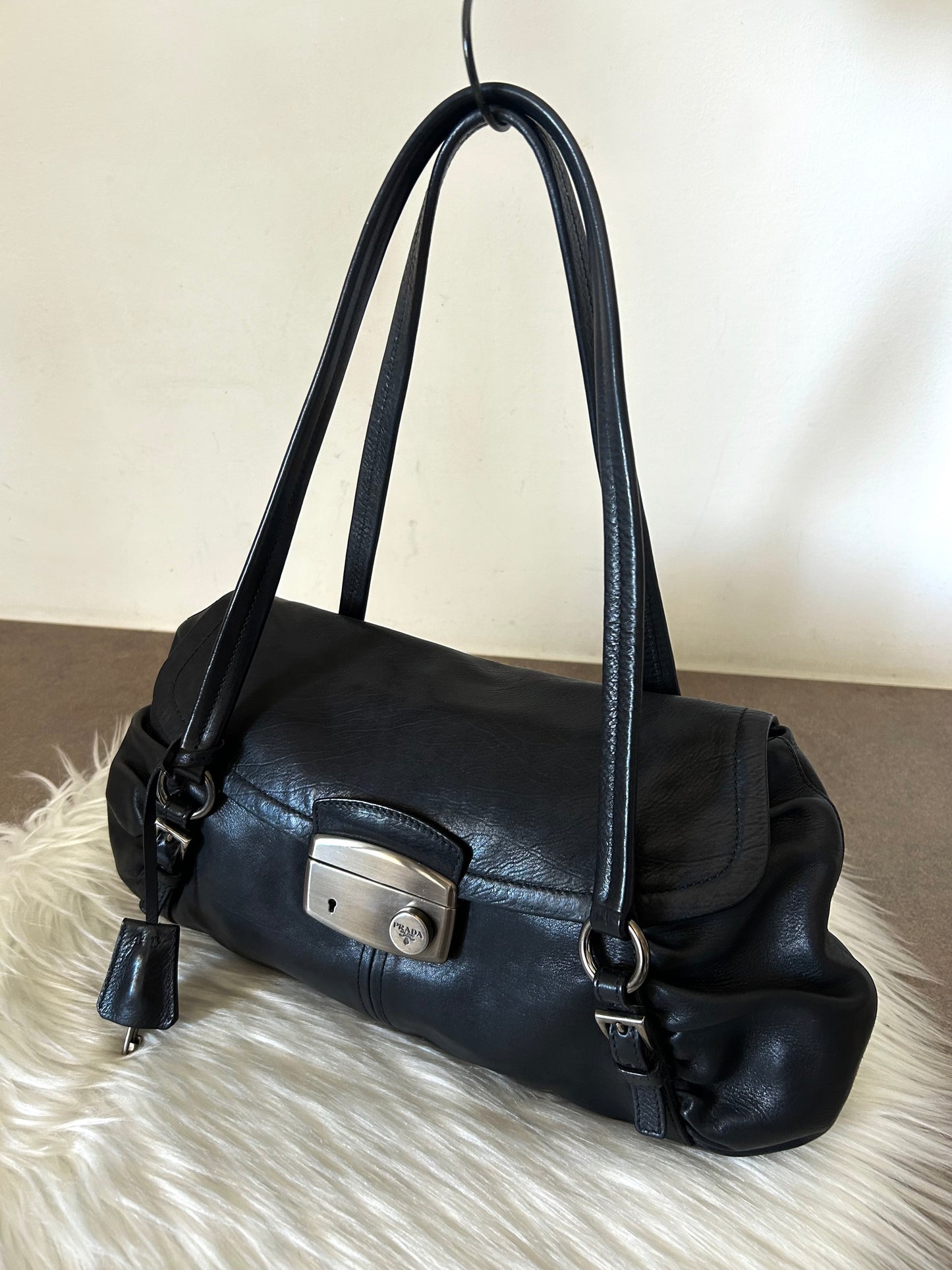 Prada tote in pelle nera di agnello e interni rosa