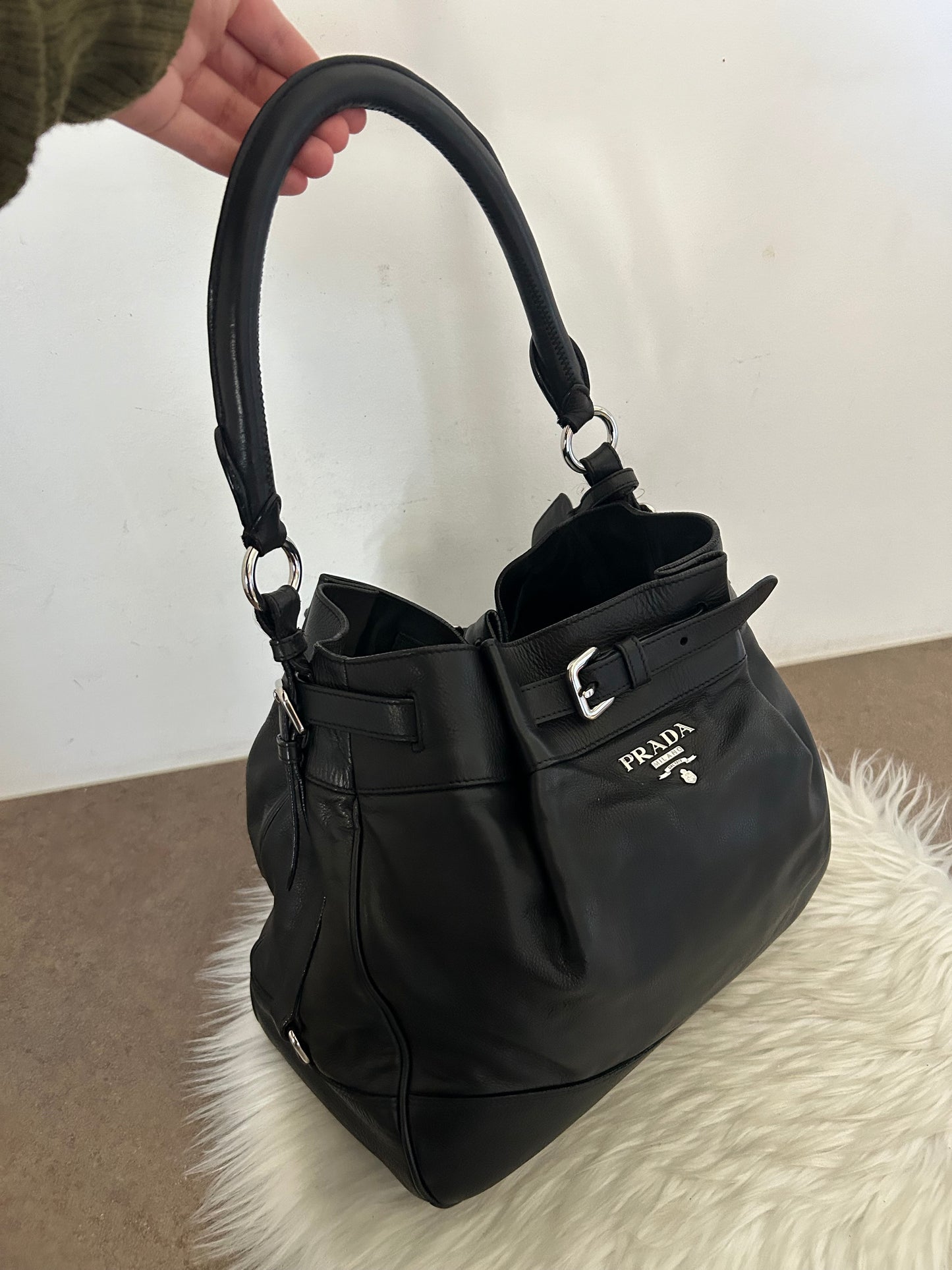 Secchiello Prada Buckle in pelle nero