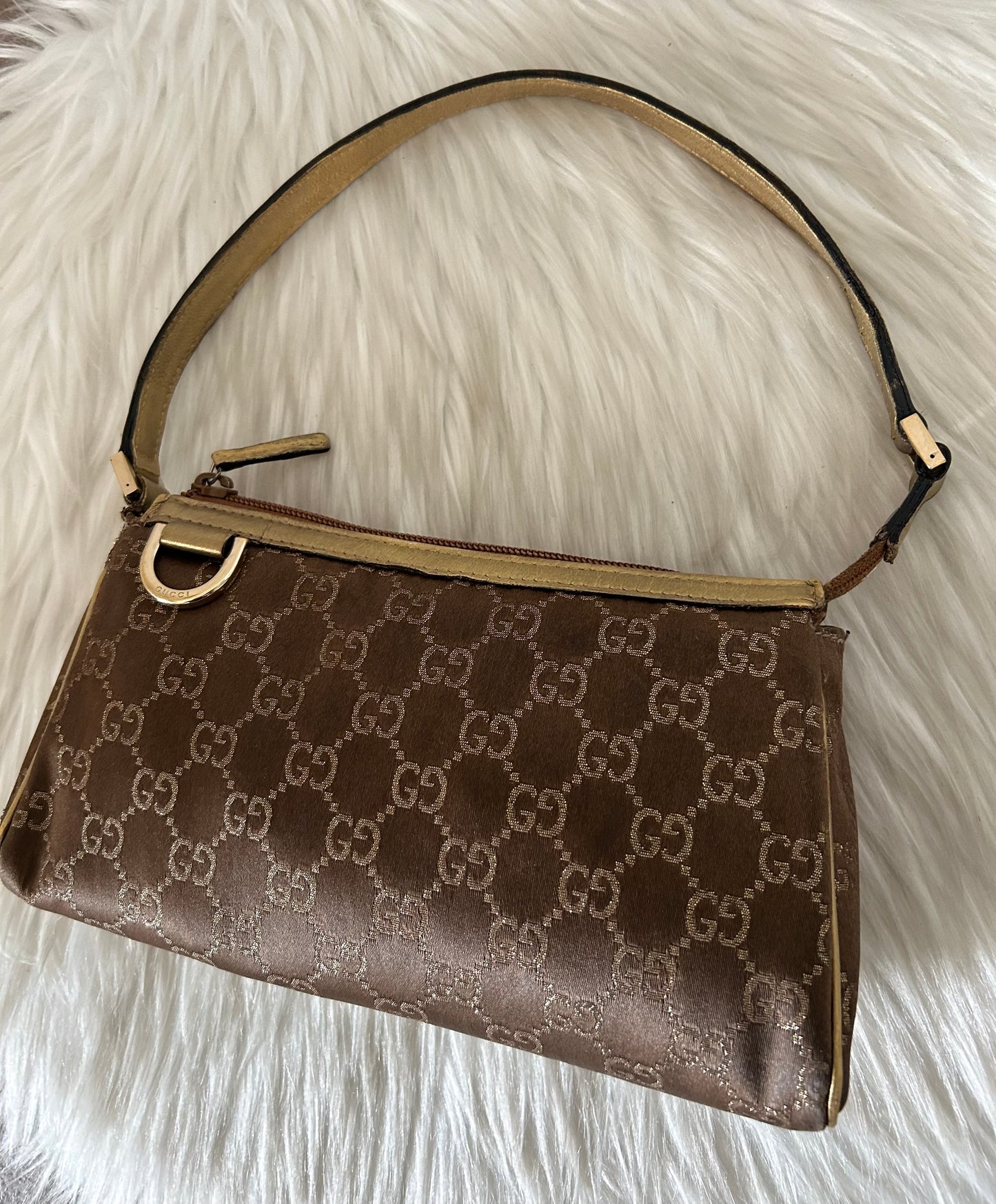 Gucci Abbey dorata in monogram
