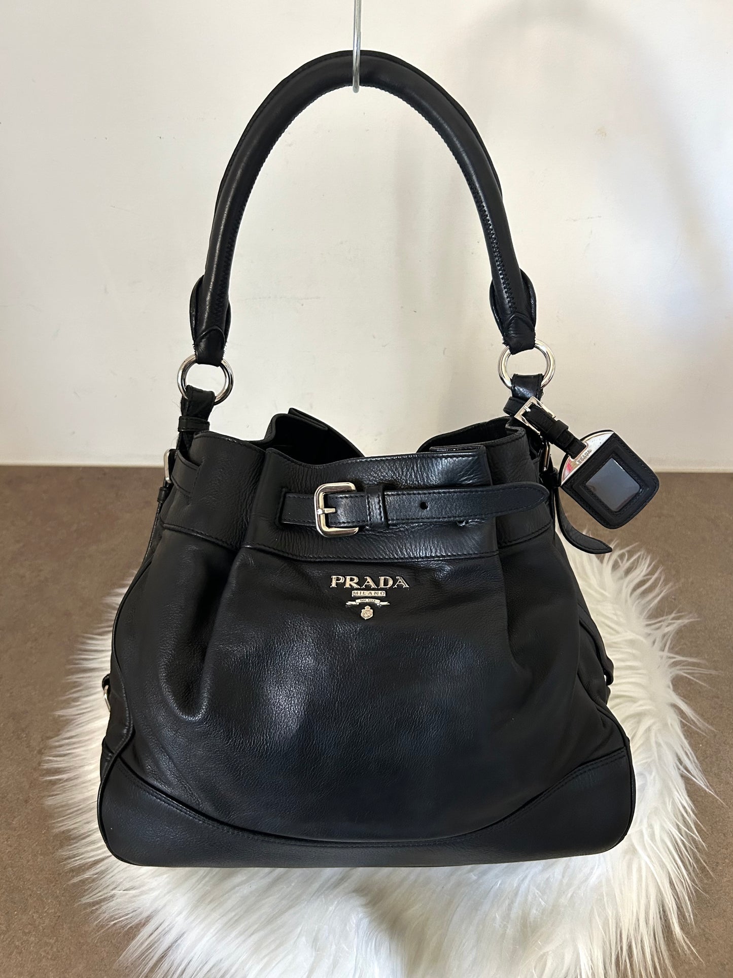 Secchiello Prada Buckle in pelle nero
