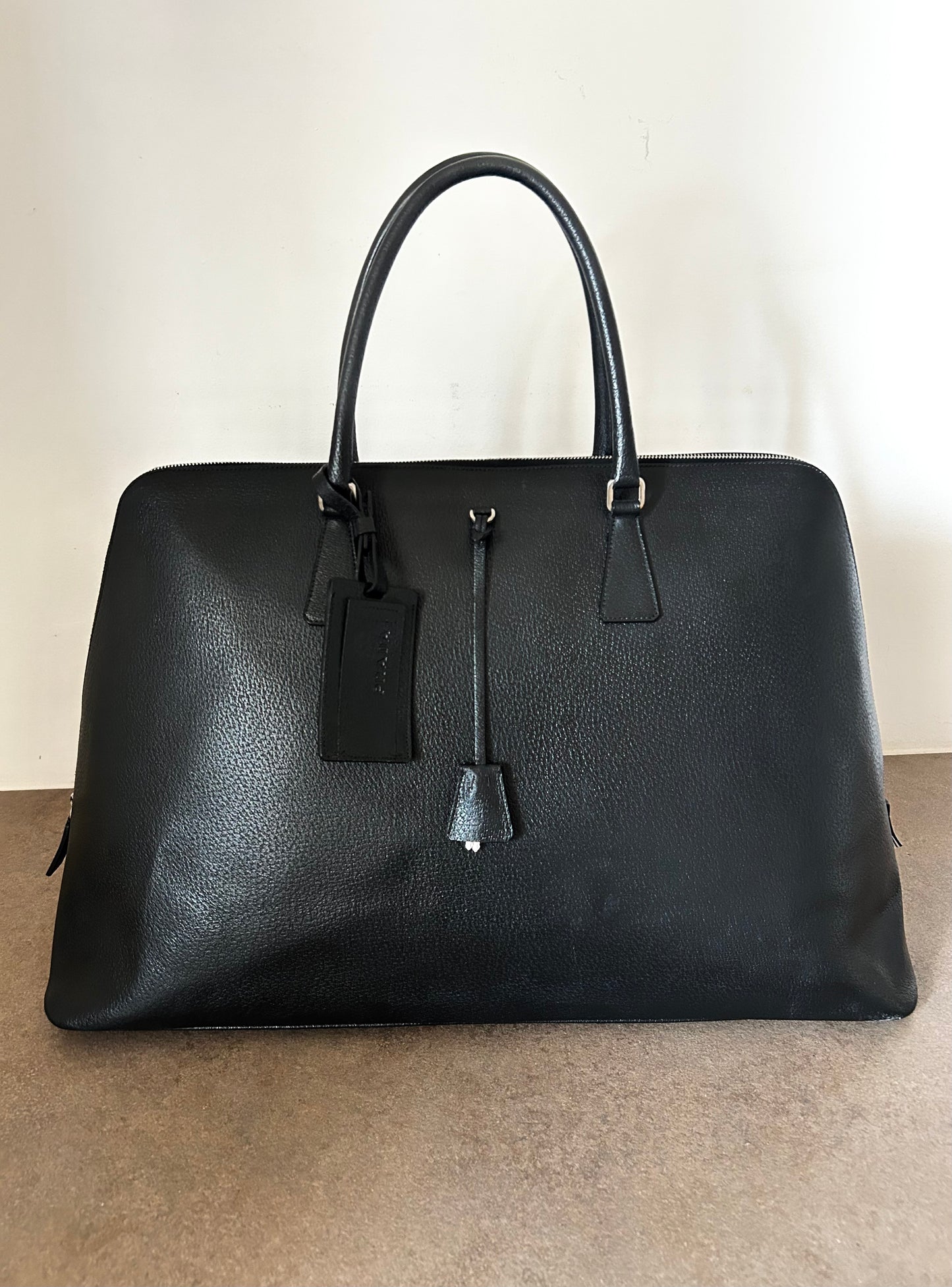 Prada Pyramid in pelle nera