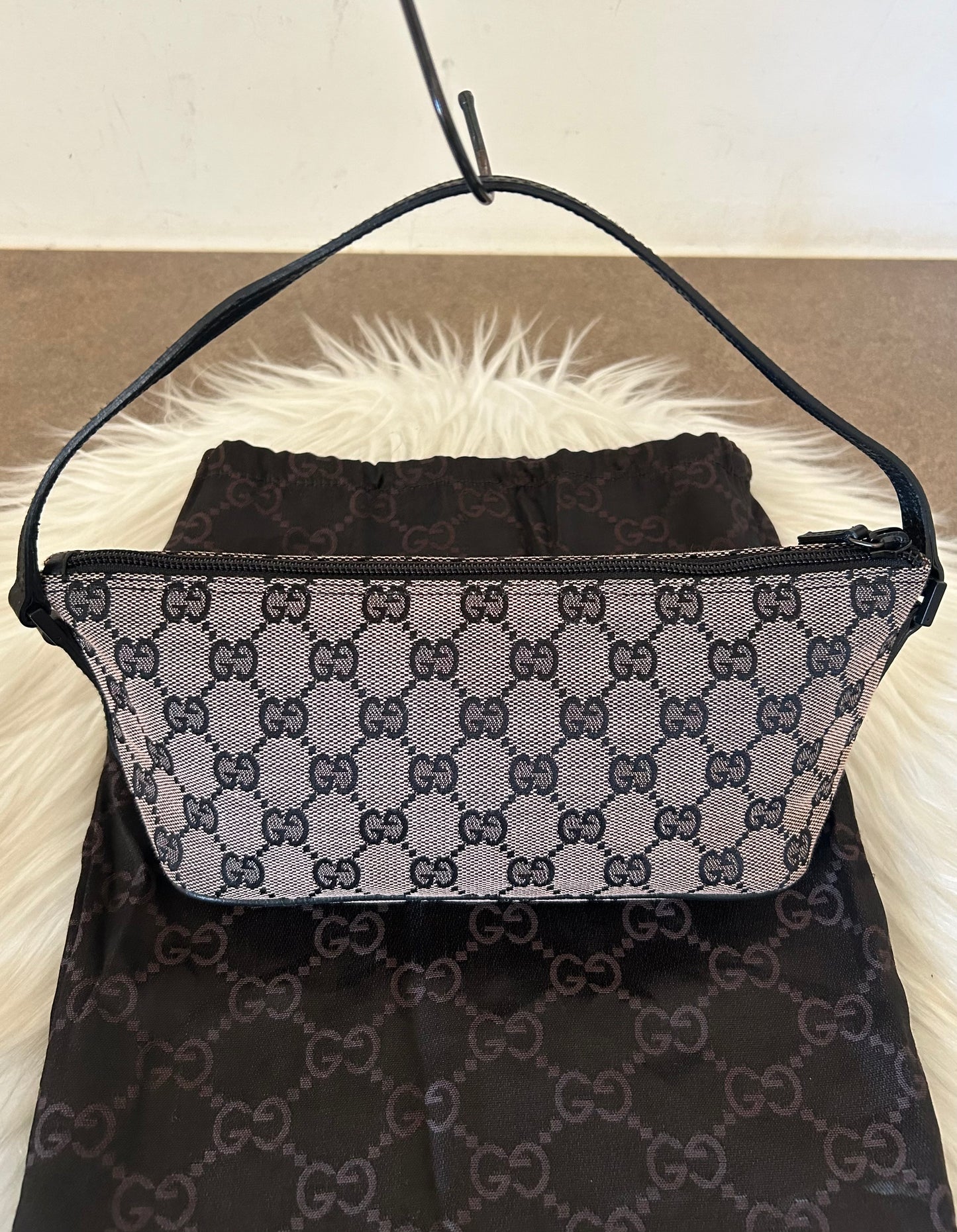 Gucci Boat monogram con metalleria nera