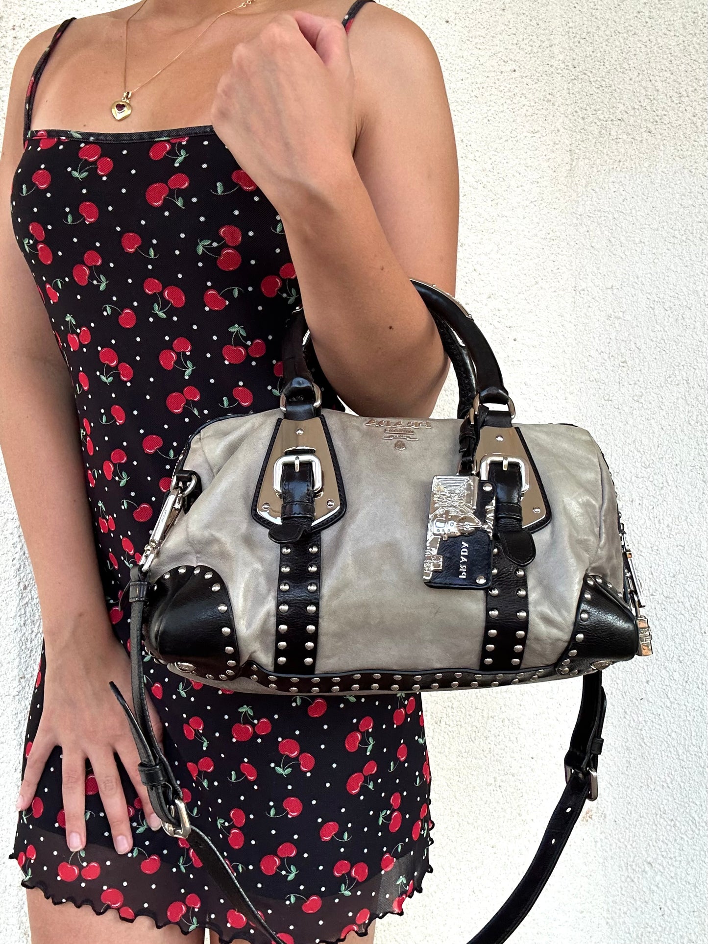 Bauletto Prada in pelle con borchie