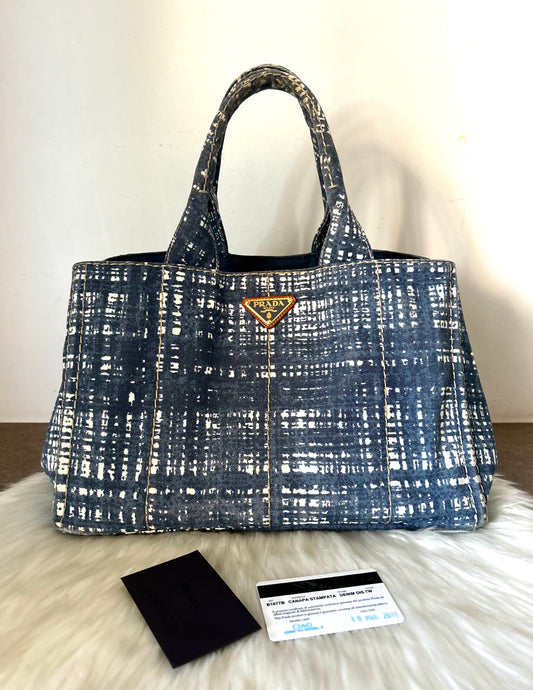 Prada tote in canapa stampata con cartellini