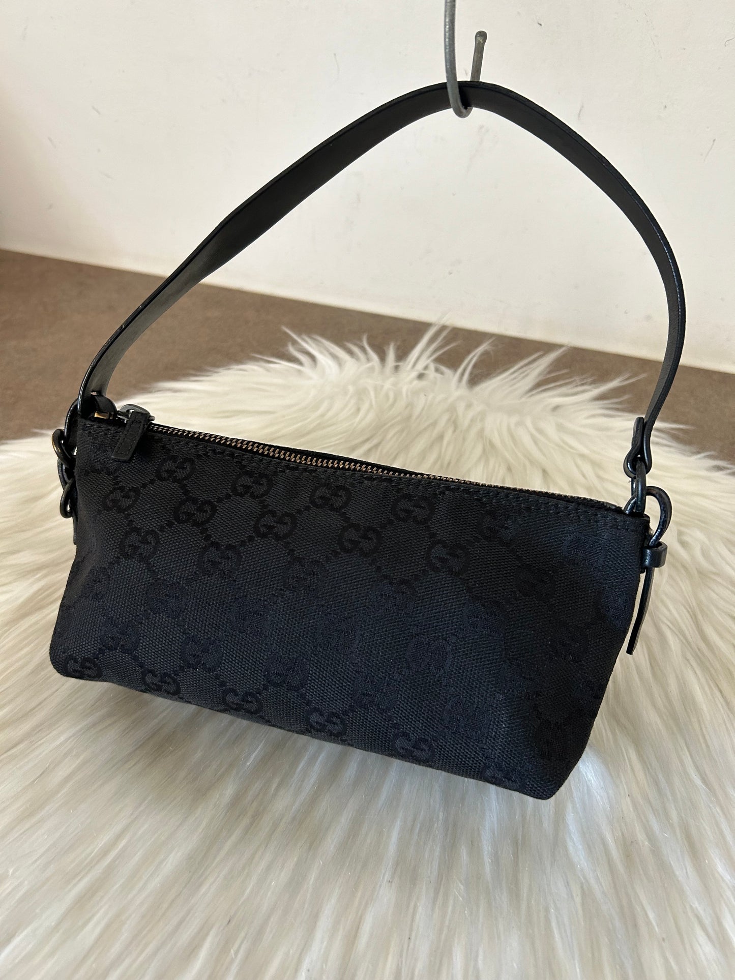 Gucci baguette nera in monogram