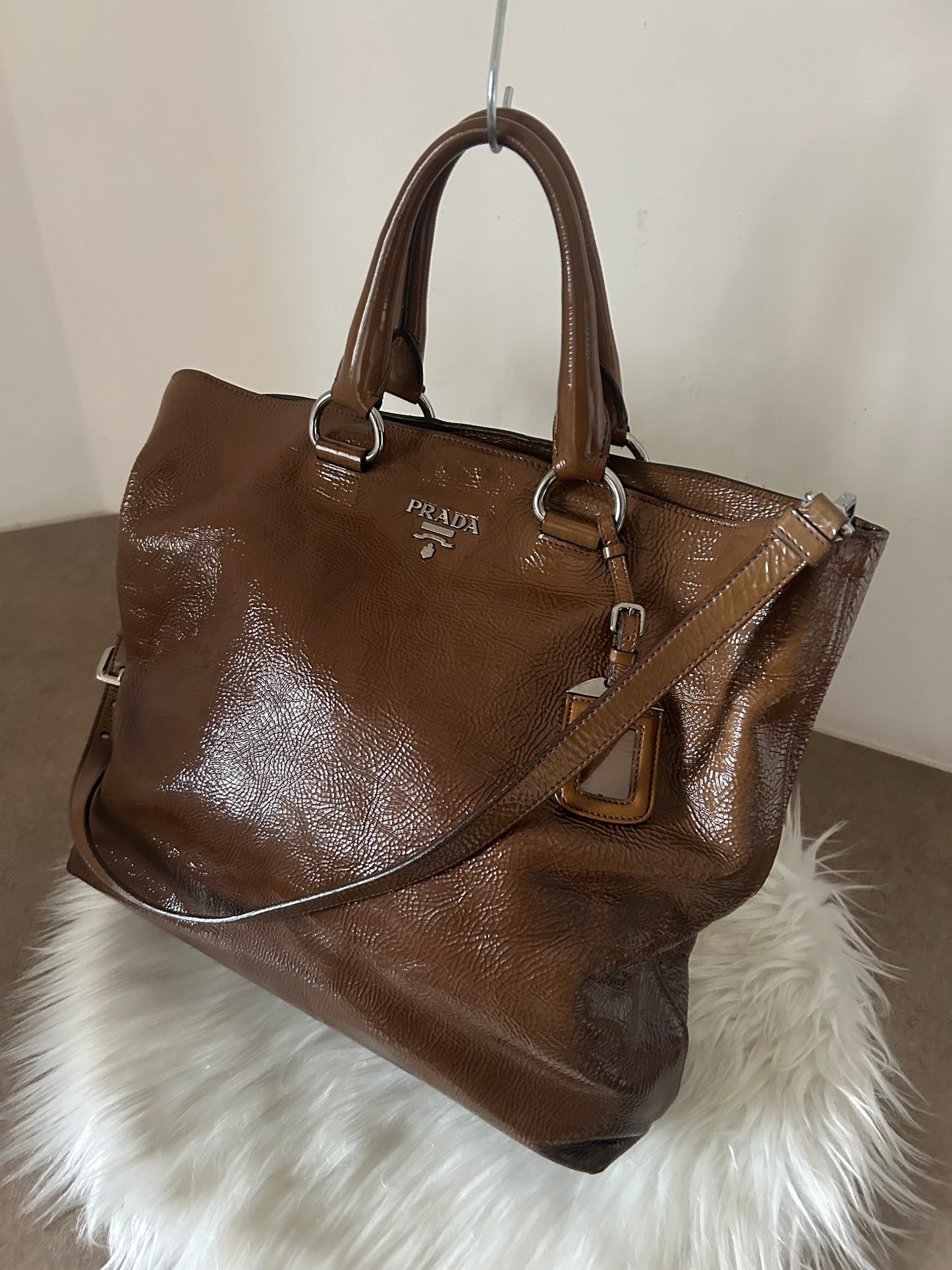 Prada tote in pelle verniciata
