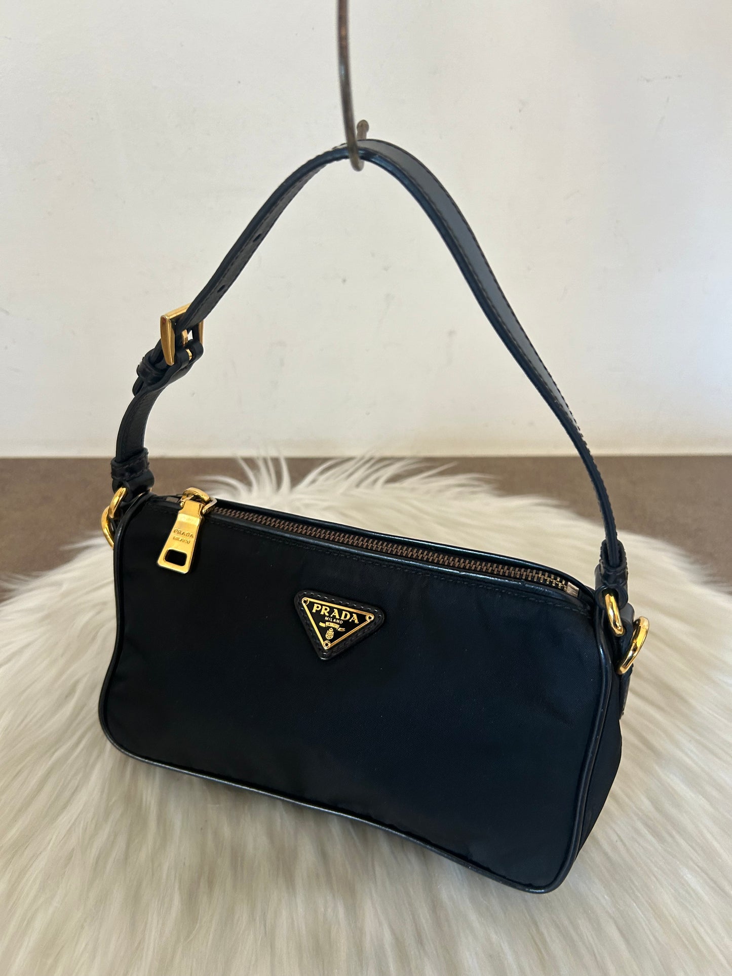 Prada baguette in nylon nera