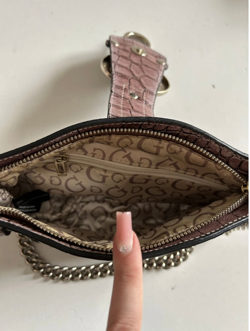 Guess in similpelle di coccodrillo viola