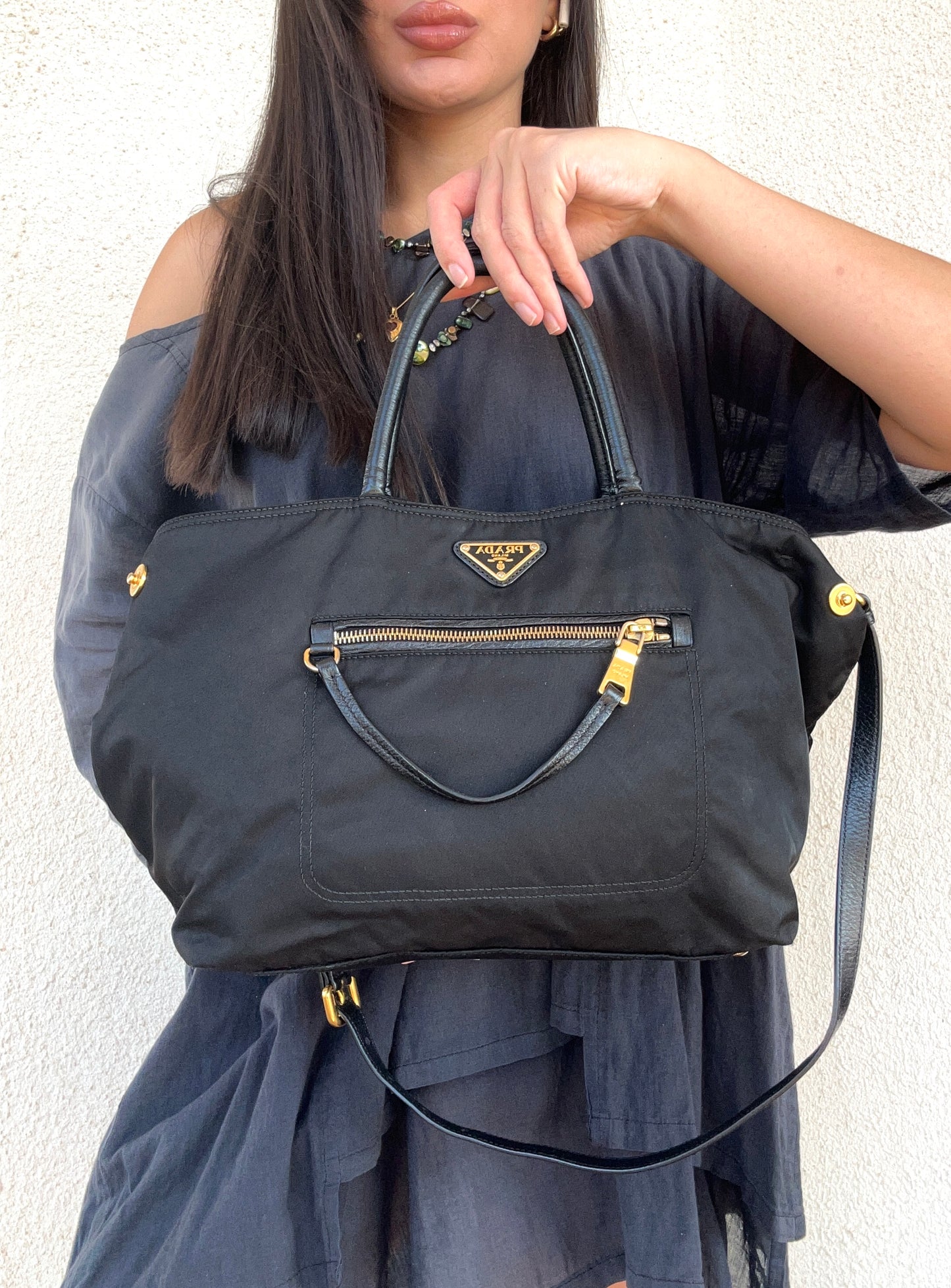 Prada tote nera in nylon e pelle