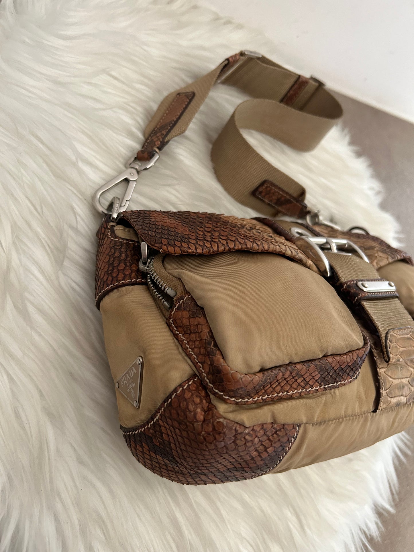 Prada Multipocket baguette in pelle di pitone e nylon