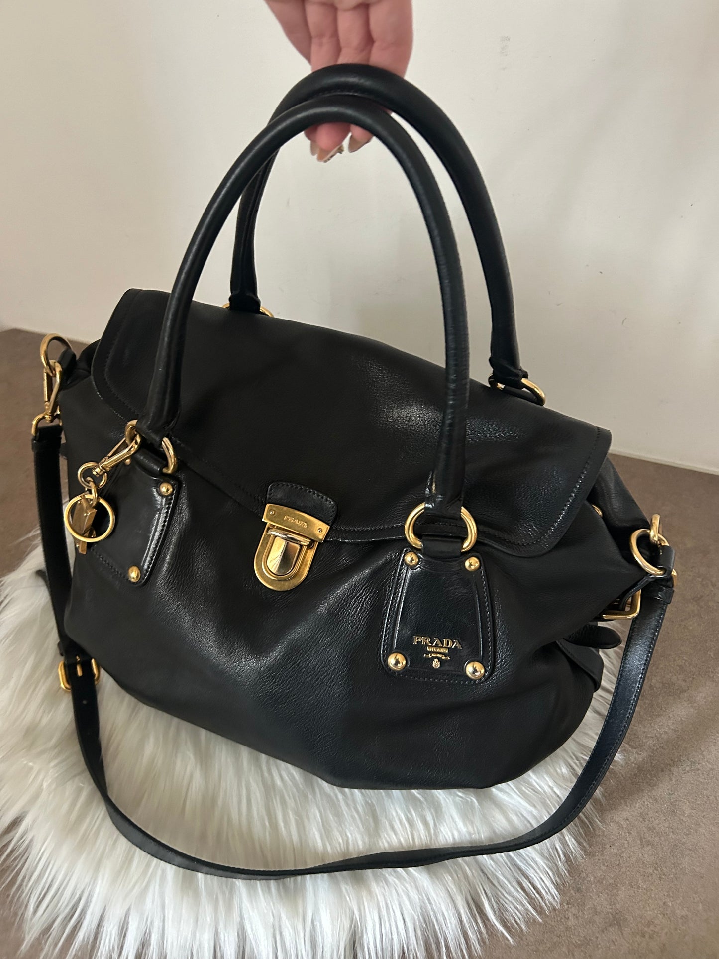 Prada tote in pelle nera con tracolla