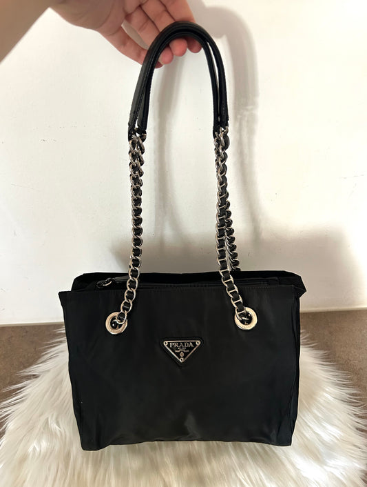 Prada borsa in nylon con catene