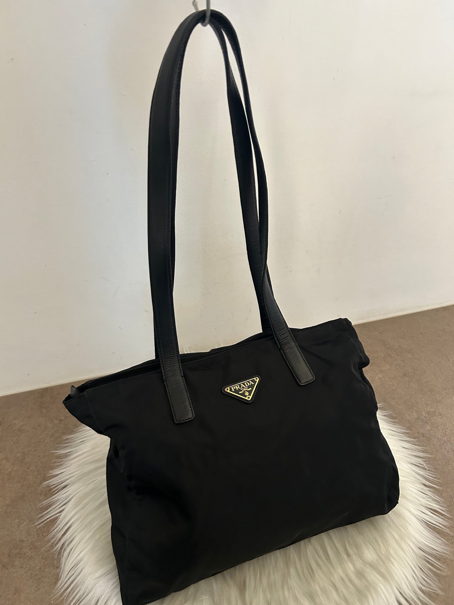 Prada tote in nylon e pelle nera