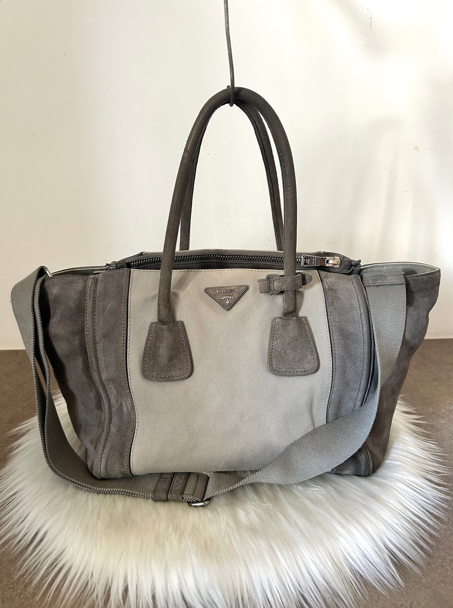 Prada tote bag grigia in tela e camoscio