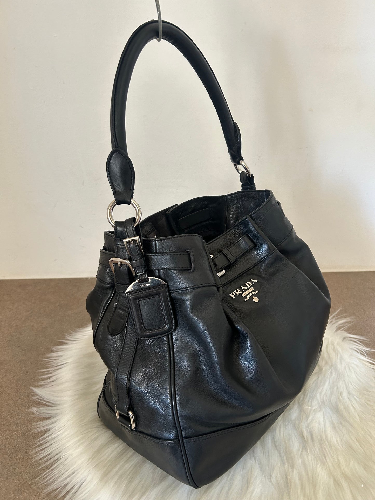 Prada secchiello in pelle nera