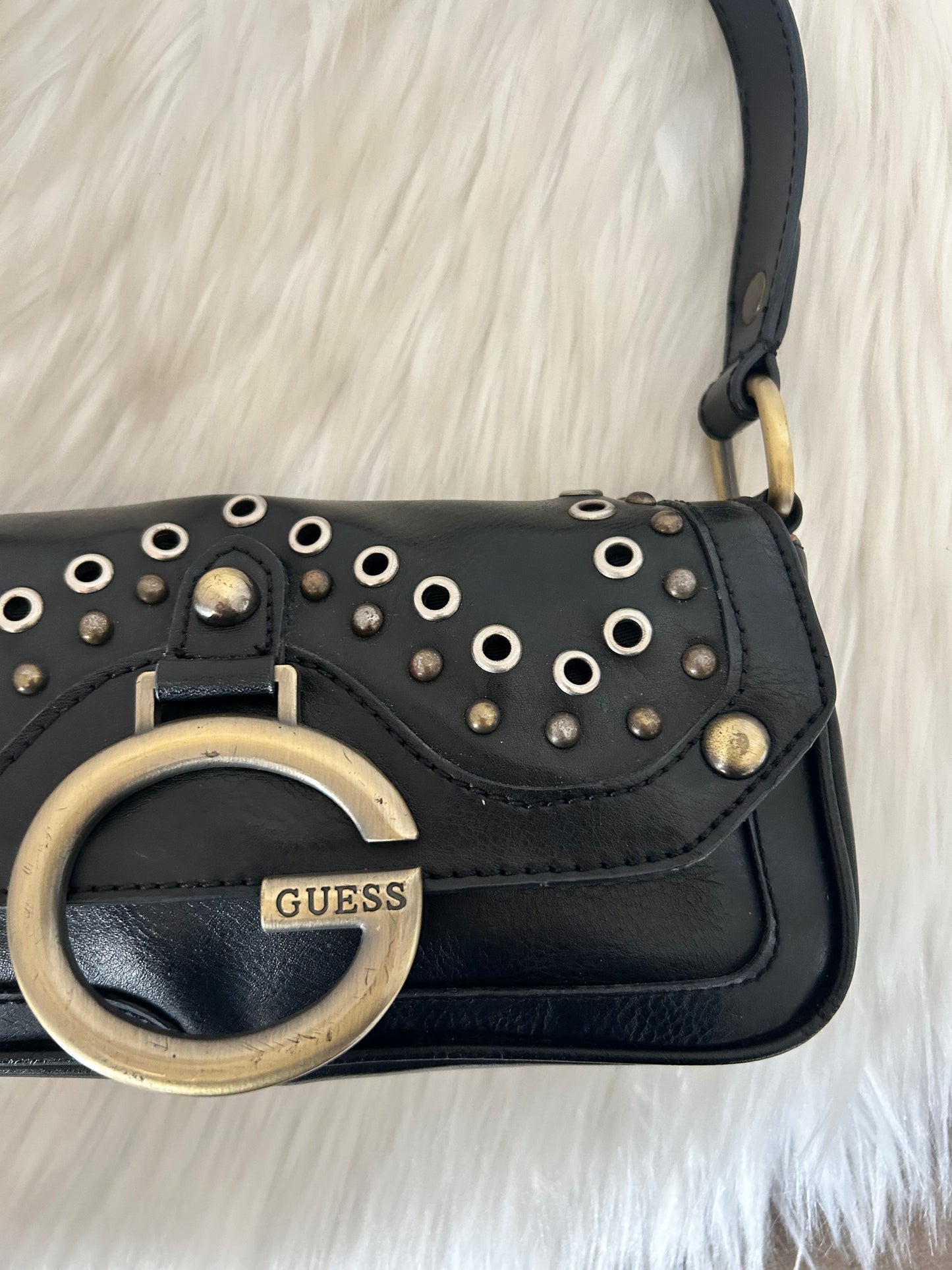 Borsa Guess vintage nera in similpelle con borchie