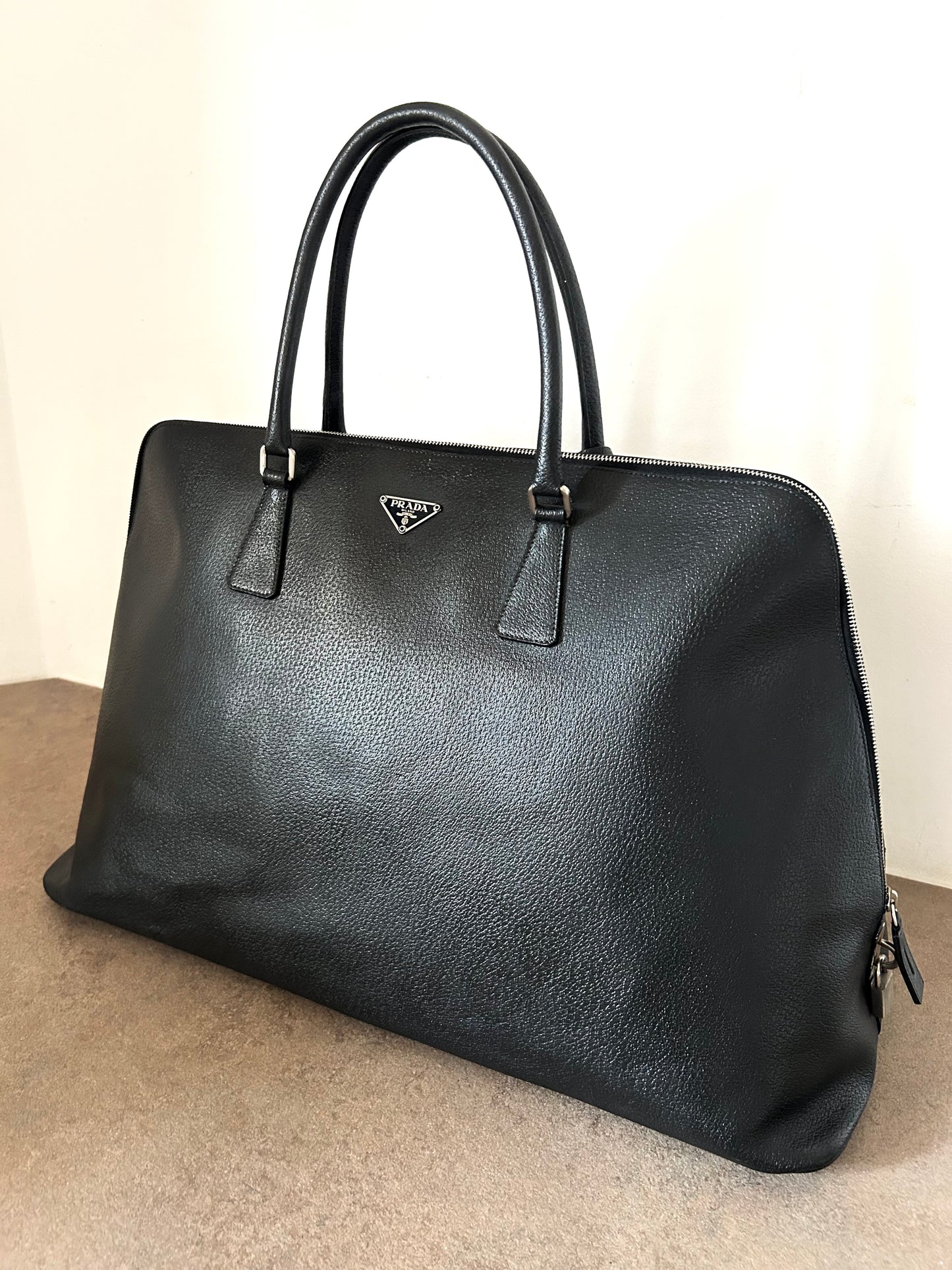 Prada Pyramid in pelle nera