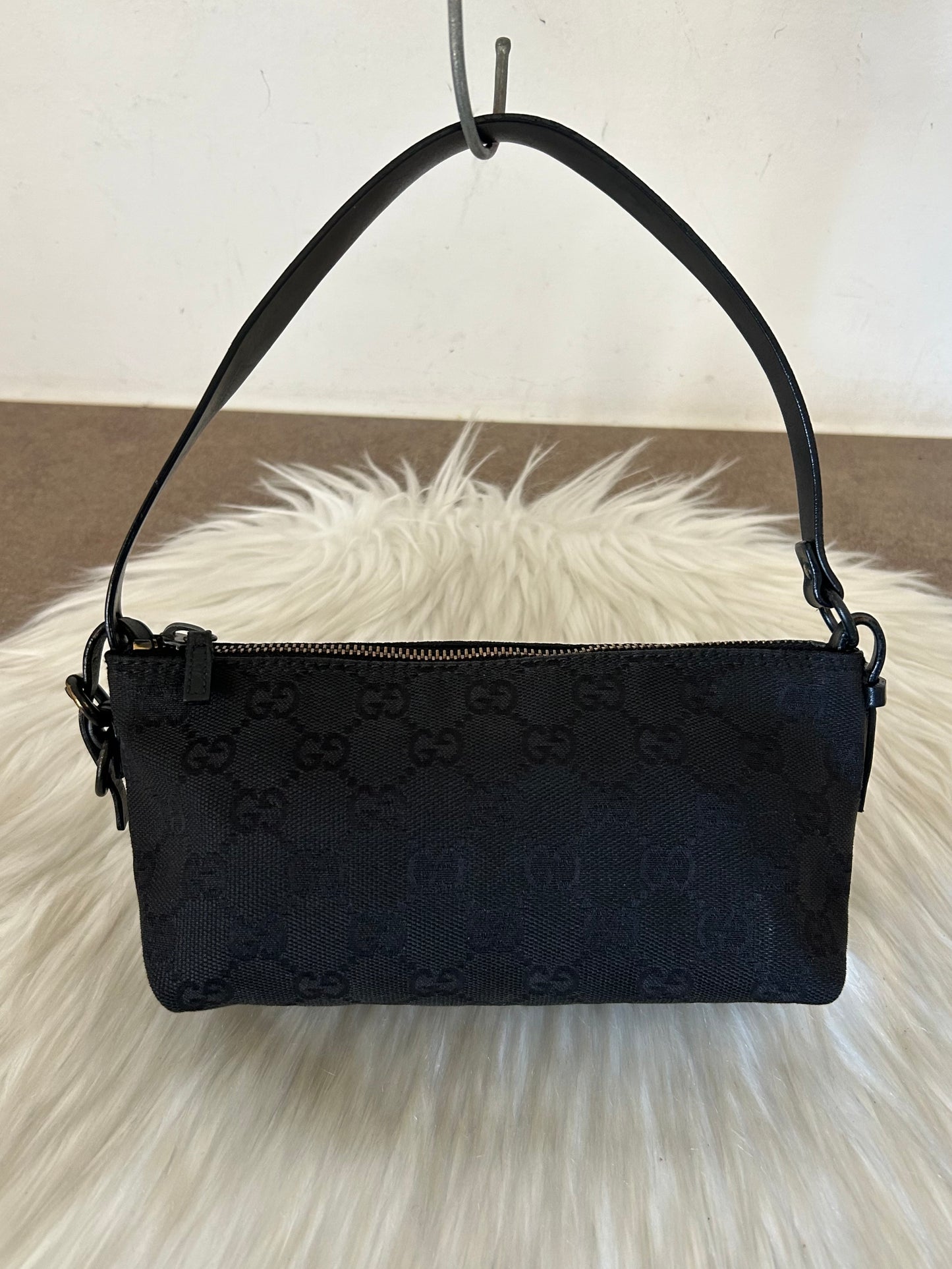 Gucci baguette nera in monogram