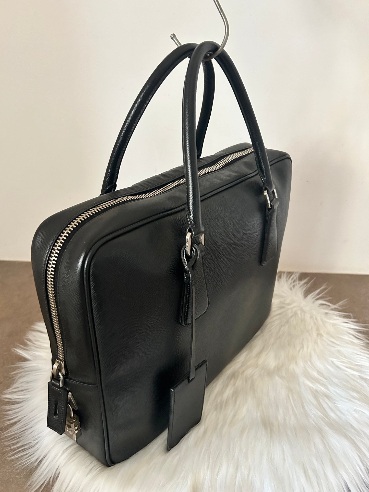 Prada modello Work in pelle nera