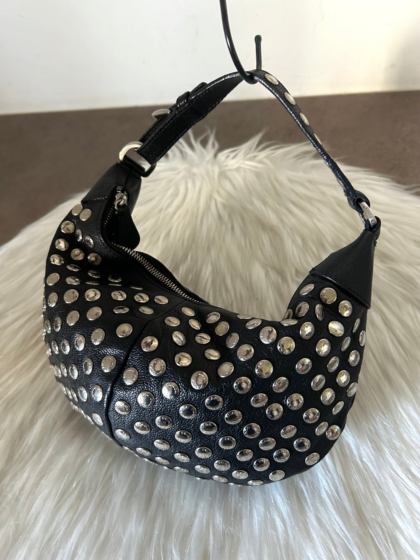Prada Arqué in pelle nera con borchie logate