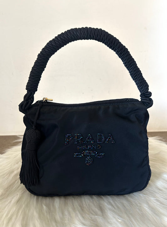 Prada con logo in perline olografiche