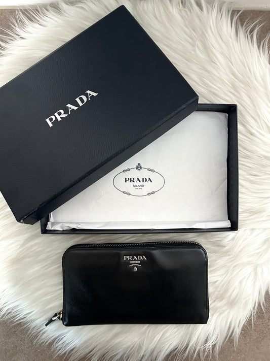 Portafoglio Prada in pelle nero con scatola