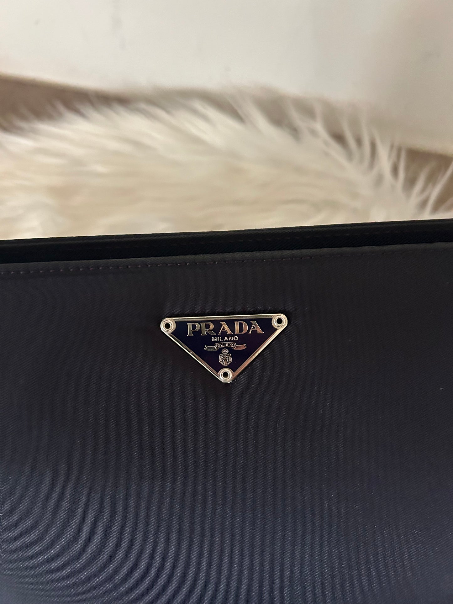 Prada baguette viola scuro in nylon