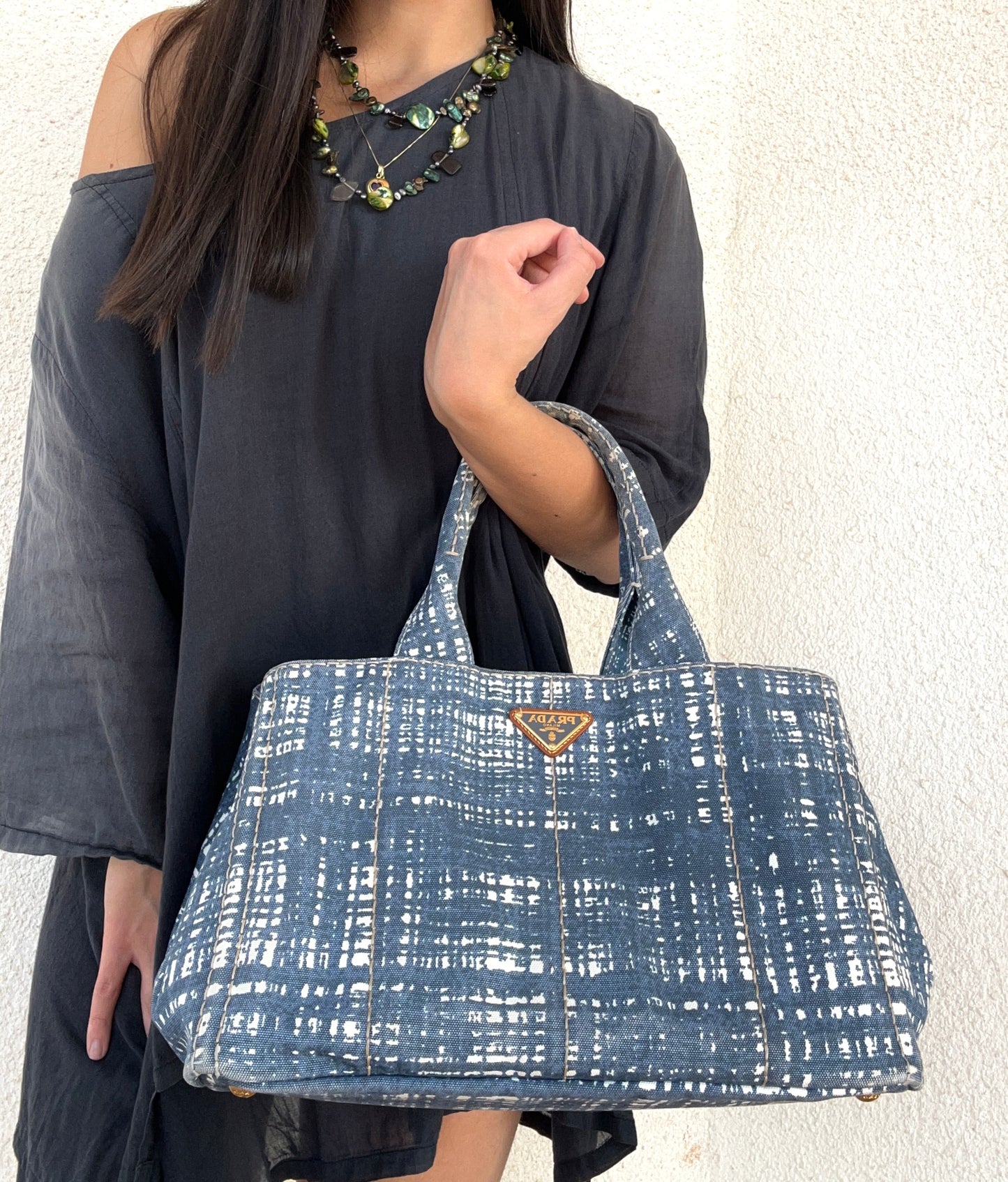 Prada tote in canapa stampata con cartellini
