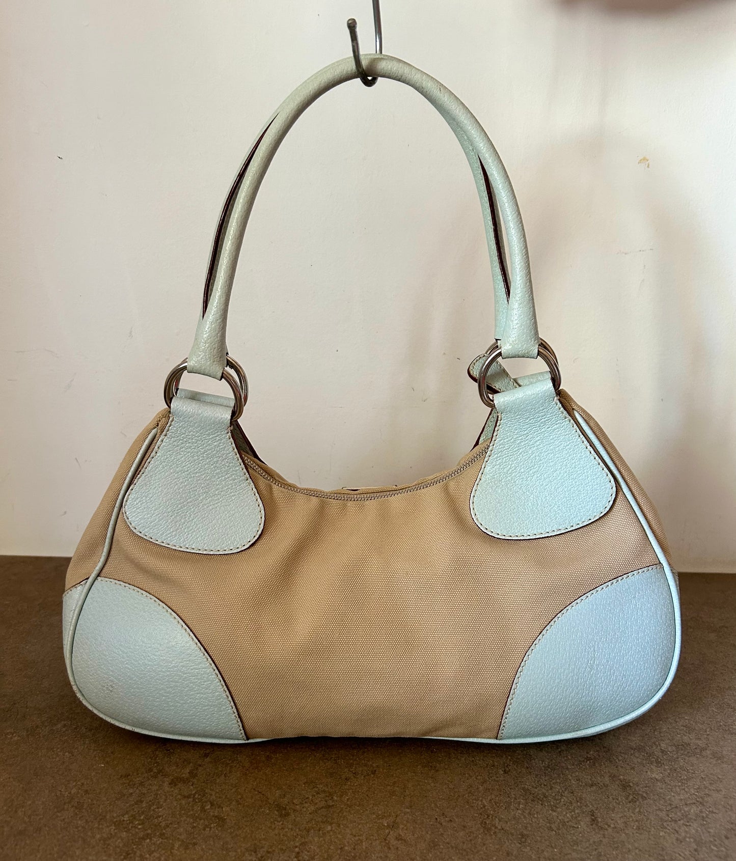 Prada Moon in tela beige e angoli e manico in pelle ciano