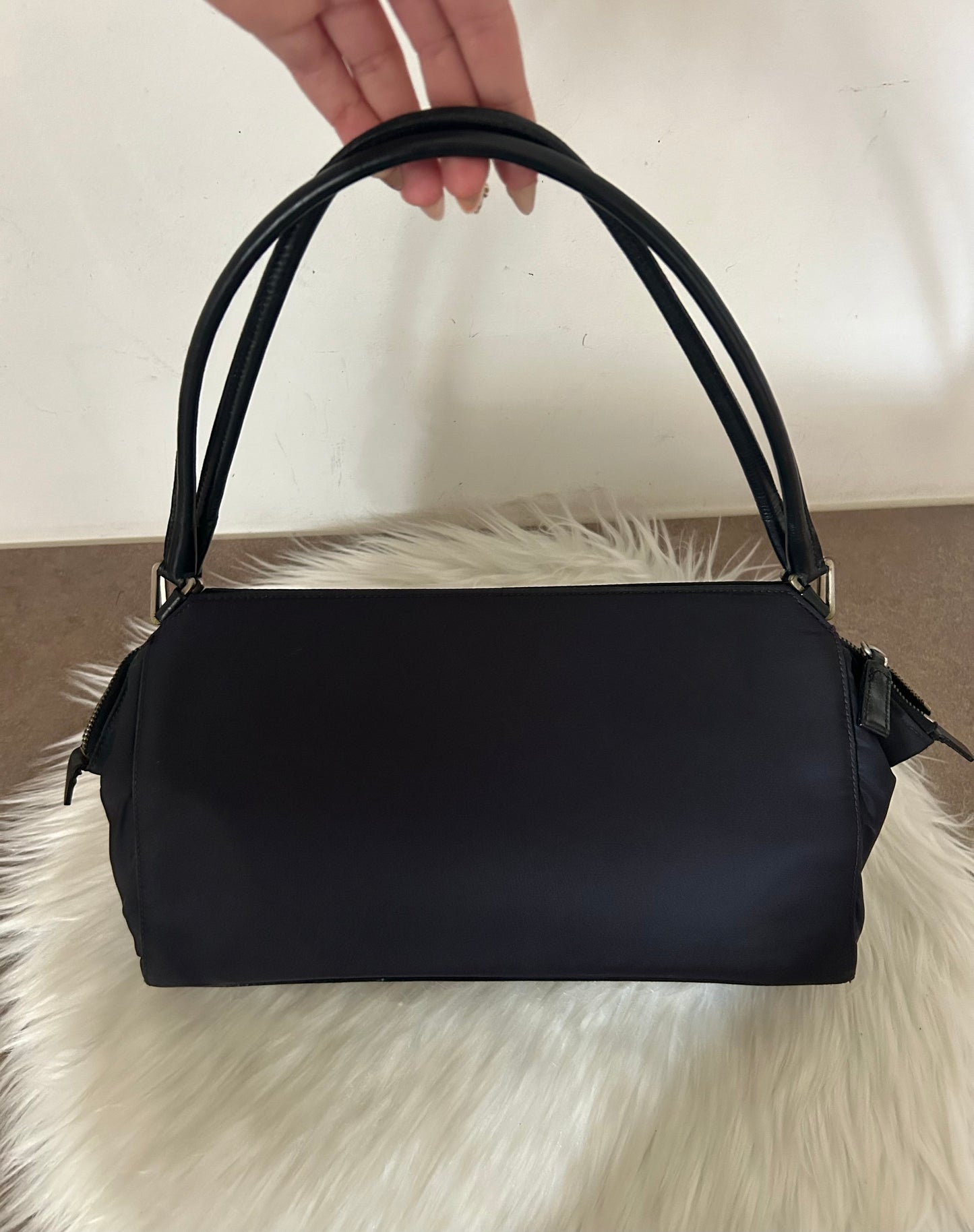 Prada baguette viola scuro in nylon